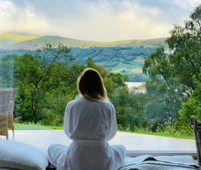  Sam Carter IMAGEN MUJER SENRADA RELAJADA MIRANDO LA NATURALEZA